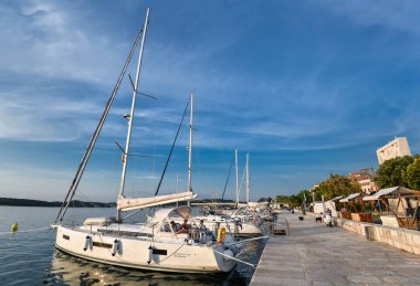 Rovinj, Hırvatistan - 22 Mayıs 2018: Pier Rovinj kıyı kasaba Istria, Hırvatistan. Rovinj - güzel antik kent, yatlar ve Adriyatik Denizi.