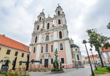 Vilnius, Litvanya - 13 Ağustos 2017: Güzel eski Kilisesi, St. Catherine, Vilnius, Litvanya. Kilisenin Benedictine Manastırı topluluğu bir parçası olduğunu.