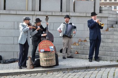 Sokak müzisyenleri Charles Bridge, Prag Çek Cumhuriyeti oynamak. Prag eski şehir