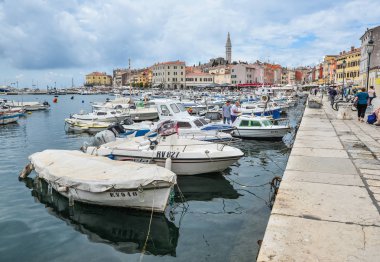 İskele kıyı Rovinj kasaba Istria, Hırvatistan. Rovinj - güzel antik kent, yatlar ve Adriyatik Denizi.