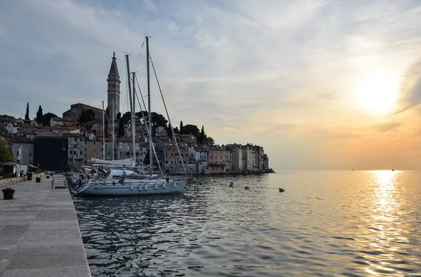 Abendblick auf Pier und Yachten in der Küstenstadt Rovinj, Istrien, Kroatien. — Stockfoto