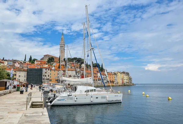 Pier in der Küstenstadt Rovinj, Istrien, Kroatien. Rovinj - schöne antike Stadt, Yachten und Adria. — Stockfoto