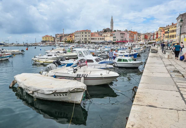 Pier in der Küstenstadt Rovinj, Istrien, Kroatien. Rovinj - schöne antike Stadt, Yachten und Adria. — Stockfoto