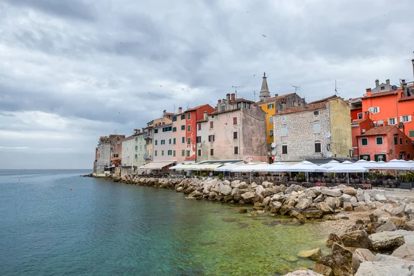 Küstenstadt Rovinj, Istrien, Kroatien. Rovinj - schöne antike Stadt, Yachten und Adria. — Stockfoto