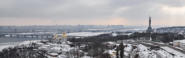 Zimní pohled na Kyjev, řeky Dněpr a vlasti památník Kyjev, Ukrajina — Stock fotografie