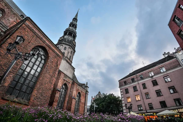 Blick auf Riga-Kathedrale (Domkathedrale) mit leuchtenden Lichtern, Riga, Lettland. die Kathedrale ist eines der bekanntesten Wahrzeichen Lettlands — Stockfoto