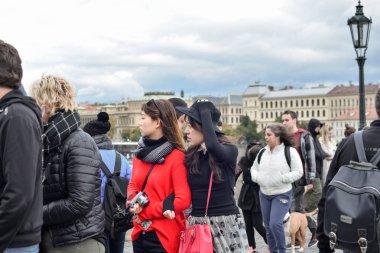 Selfie alma ve Charles üzerinde yürüyen turist köprü, Prague, Çek Cumhuriyeti