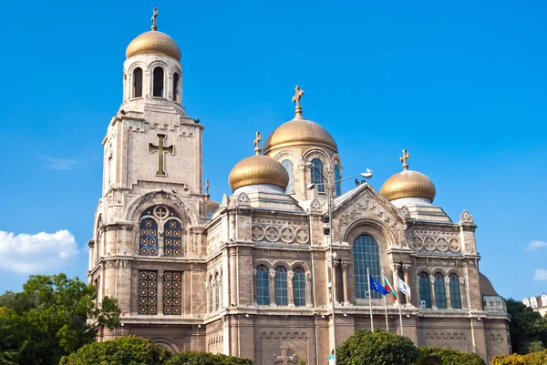 La Dormición de la Madre de Dios es la catedral ortodoxa búlgara más grande y famosa de Varna, Bulgaria —  Fotos de Stock