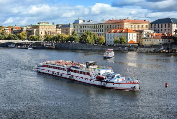 Vista del casco antiguo y el terraplén del río Moldava, Praga, República Checa. Centro de Praga . — Foto de Stock