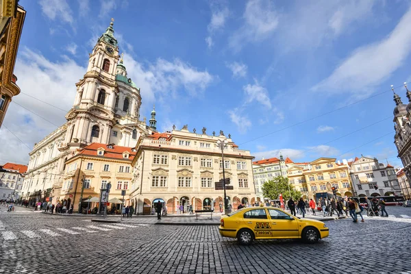 Жовті таксі і стародавні церкви Святого Миколая в меншій Town Prague, Чехії — стокове фото