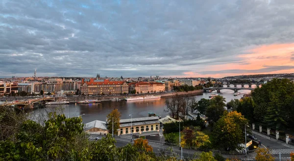 Wspaniały wieczór widok na centrum miasta Praga, Wełtawy i Kaskada mostów, Republika Czeska. Jesień w Pradze. — Zdjęcie stockowe