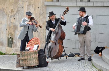 Sokak müzisyenleri Charles Bridge, Prag Çek Cumhuriyeti oynamak. Prag eski şehir