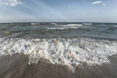 Deniz kum gökyüzü ve yaz günü. Güzel tropikal plaj. Güzel bir plaj ve tropikal deniz. Sahil