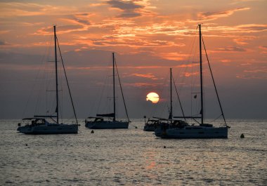 Güzel bir akşam Adriyatik Denizi, yatlar ve günbatımı gökyüzü, Hırvatistan. Akşam deniz manzarası.