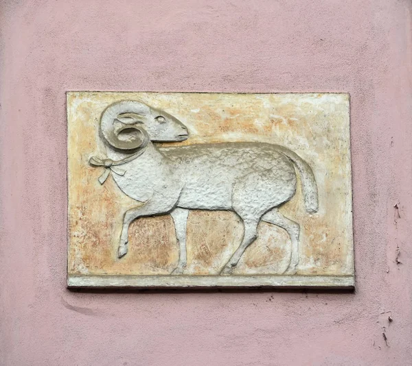 Symbole de mouton ou rhum sur le vieux mur rose, Prague, République tchèque — Photo