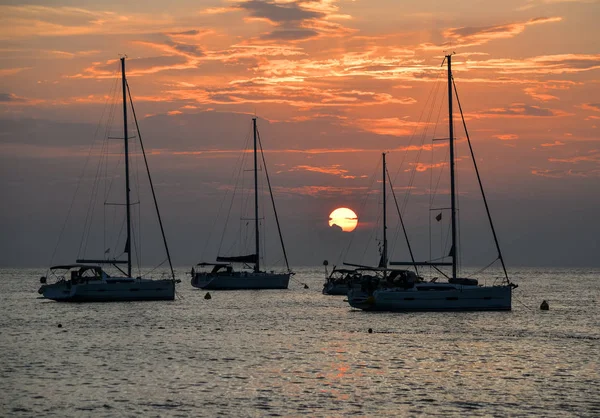 Beautiful evening Adriatic sea, yachts and sunset sky, Croatia. Evening seascape. — Stock Photo, Image