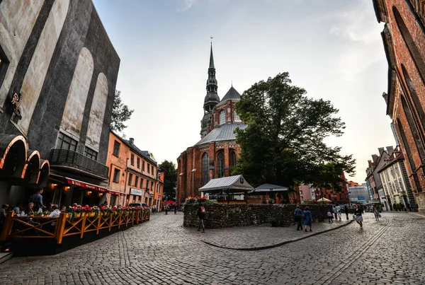 Blick auf Riga-Kathedrale (Domkathedrale) mit leuchtenden Lichtern, Riga, Lettland. — Stockfoto