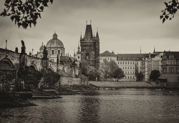 Dramatické zatažené podzimní pohled na Karlův most, řeka Vltava, Katedrála svatého Víta, Pražský hrad a staré město, Praha, Česká republika. — Stock fotografie