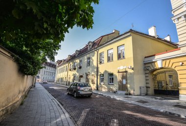 Eski binalar ve Riga, Letonya sokaklarında güzel görünümü. Riga şehir merkezinde Mimarlık.