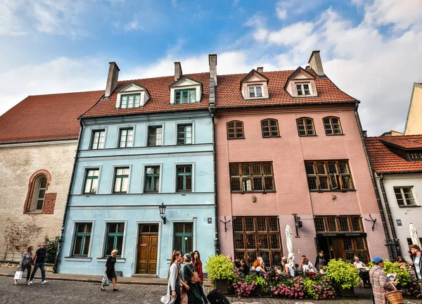 Bela vista sobre antigos edifícios coloridos e ruas de Riga, Letônia. Arquitetura no centro da cidade de Riga . — Fotografia de Stock