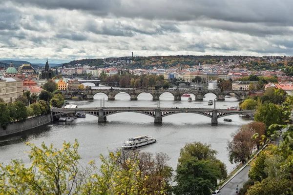 Przepiękny widok na centrum miasta Praga, Wełtawy i Kaskada mostów, Republika Czeska. Jesień w Pradze. — Zdjęcie stockowe