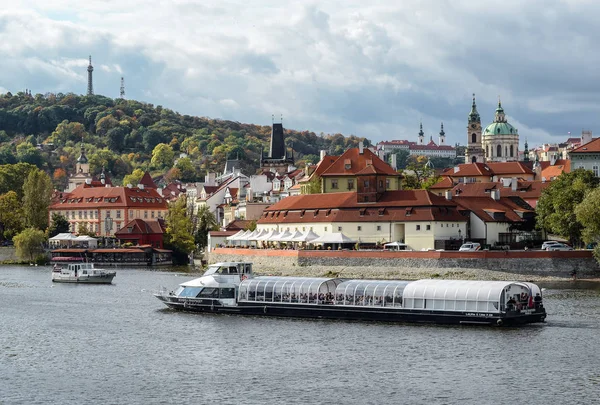 Bright and beautiful autumn view on Vltava river and tourists ships "Bohemia Rhapsody" near Petrin Lookout Tower, Prague, Czech Republic — Stock Photo, Image