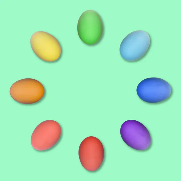 Conjunto de coloridos huevos de Pascua agrupados en un círculo aislado sobre fondo verde . — Foto de Stock