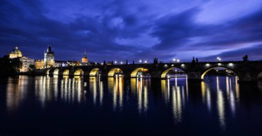 Charles Köprüsü ve Vltava Nehri, Prag, Çek Cumhuriyeti güzel gece görünümü. Charles Köprüsü ve Vltava Nehri, gece ışıkları ile.