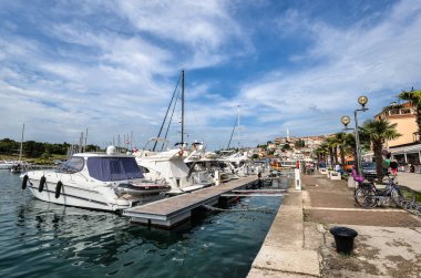 Pier, Istria, Hırvatistan 'ın kıyı kasabasında. Vrsar-güzel antik şehir, yatlar ve Adriyatik Denizi.