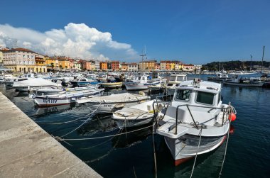 Pier, Istria, Hırvatistan 'ın kıyı kasabasında. Vrsar-güzel antik şehir, yatlar ve Adriyatik Denizi.