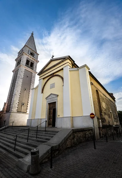 Vista sobre a antiga Igreja Paroquial de St. Martin e torre sineira na Orsera (Vrsar), Croácia — Fotografia de Stock