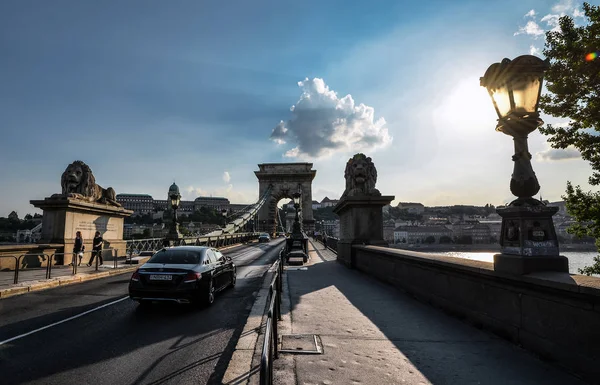 Visualizza il Szechenyi Chain Bridge - un ponte sospeso che attraversa il fiume Danubio tra Buda e Pest, la parte occidentale e orientale di Budapest, la capitale dell'Ungheria . — Foto Stock