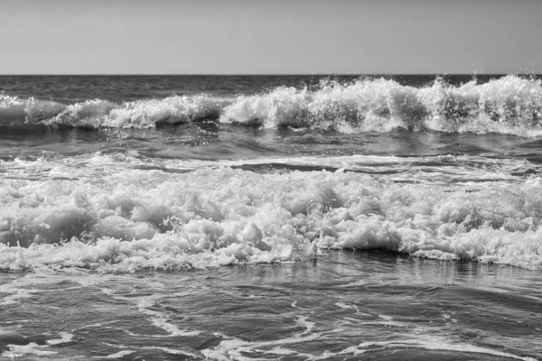 Meer Sand Himmel und Sommertag. wunderschöner tropischer Strand. schöner Strand und tropisches Meer. Meeresküste — Stockfoto