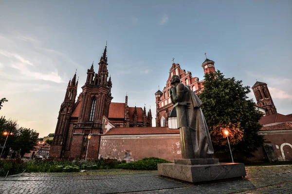 Ancient St. Anne's Church in Vilnius, Lithuania . Prominent landmark in the Old Town of Vilnius included in the list of UNESCO World Heritage sites — Stock Photo, Image