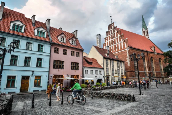 Schöne Aussicht auf alte bunte Gebäude und Straßen von Riga, Lettland. Architektur in der Rigaer Innenstadt. — Stockfoto