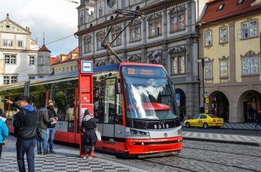 Çek Cumhuriyeti Prag'da eski binaların ve modern tramvayın parlak cepheleri. Prag şehir merkezi.