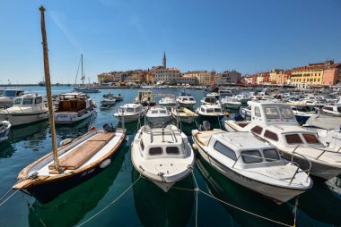 Rovinj şehrinin ve körfezdeki yatların aydınlık manzarası. Yaz akdeniz manzara
