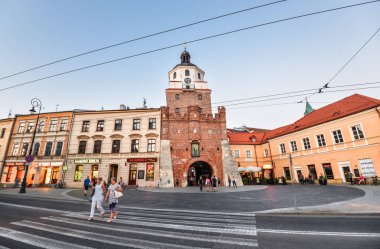 Lublin, Polonya - 10 Ağustos 2017: Lublin, Polonya eski Cracow kapısı. Lublin Eski Kent Şehir Merkezi, Polonya. Sokak ve eski renkli binalar, Lublin eski şehir.