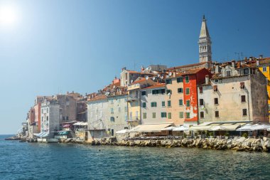 Kıyı Rovinj kasaba, Istria, Hırvatistan. Rovinj - güzel antik kent, yatlar ve Adriyatik Denizi.