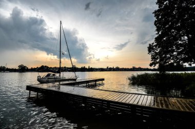 Trakai gölü ve küçük spor yat güzel yaz manzara. Göl ve gün batımı gökyüzü.