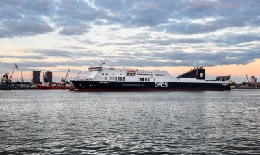 Klaipeda ve Curonian Lagünü'nde Güzel manzara Curonian Spit, Litvanya. Klaipeda, Curonian Lagünü ve büyük yolcu gemisi güzel yaz panorama.