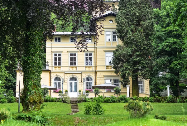 Uitzicht op oude prachtige gevel van gebouw in Bled oude stad, Slovenië — Stockfoto