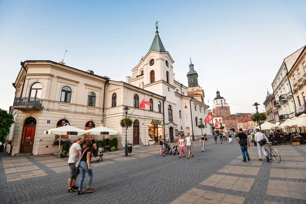 Bela rua e antigas fachadas de edifícios luminosos na cidade velha de Lublin, Polônia . — Fotografia de Stock