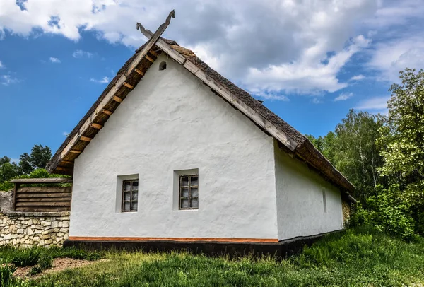 Een oude houten huizen van bossen in het Nationaal Museum van Oekraïense folk architectuur. De architectuur van het traditionele Karpaten dorp in openluchtmuseum Pirogovo — Stockfoto