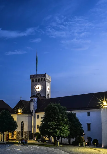 Vista nocturna de la plaza del Congreso y el castillo de Liubliana, Liubliana, Eslovenia Liubliana es la capital de Eslovenia — Foto de Stock