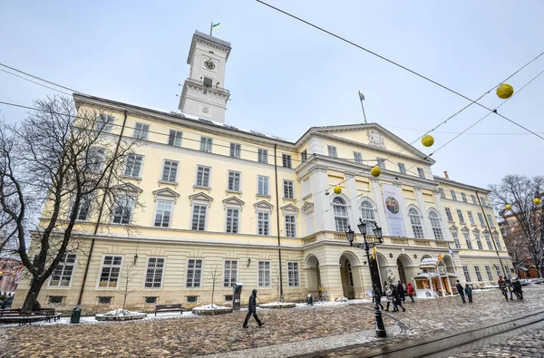 Ukrayna, Lviv Belediye Sarayı 'nda kış manzarası — Stok fotoğraf