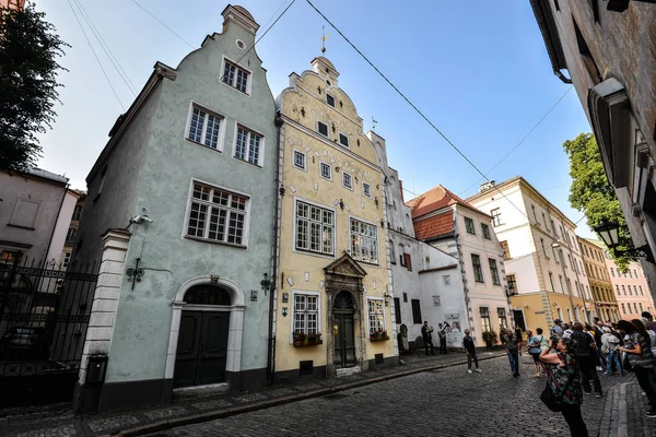 Bela vista sobre antigos edifícios coloridos e ruas de Riga, Letônia. Arquitetura no centro da cidade de Riga . — Fotografia de Stock