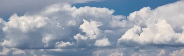 Panoramisch uitzicht op de lucht met dramatische wolken. Pluizige witte wolken op de lucht geschikt voor achtergrond. Bewolkte hemel. Bewolkte — Stockfoto
