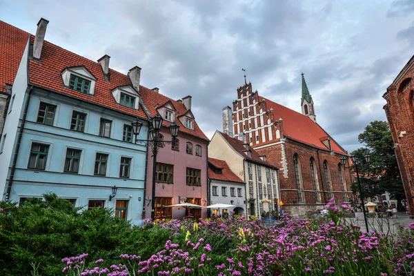 Schöne Aussicht auf alte bunte Gebäude und Straßen von Riga, Lettland. Architektur in der Rigaer Innenstadt. — Stockfoto