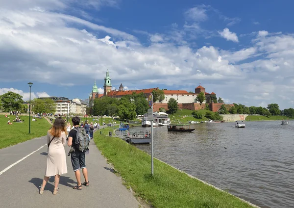 Frühling Blick auf Wawel Burg, Weichsel Fluss, Quellpark, Radweg und Wandertouristen — Stockfoto